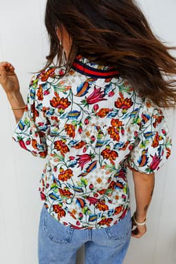 image-Multicolour Contrasted V Neckline Floral Puff Short Sleeve Blouse