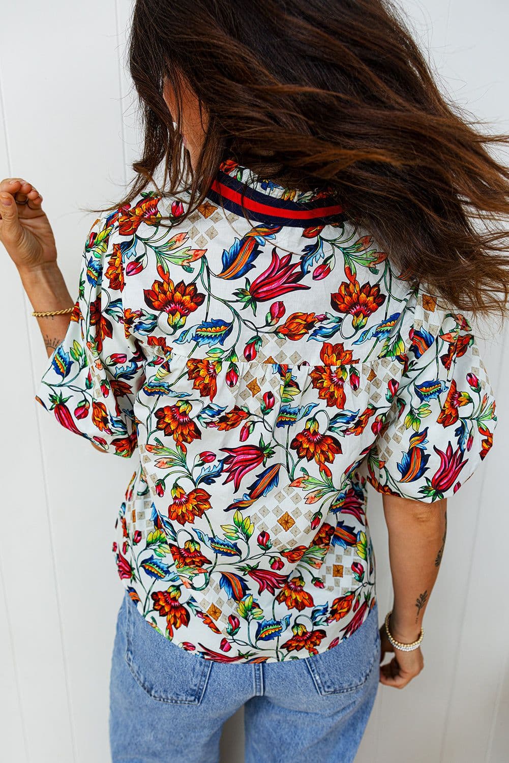 image-Multicolour Contrasted V Neckline Floral Puff Short Sleeve Blouse