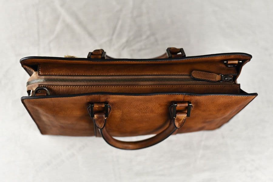 image-Spot original new men's handbag handmade vegetable tanned leather retro horizontal section large capacity stereotyped business men's bag trend