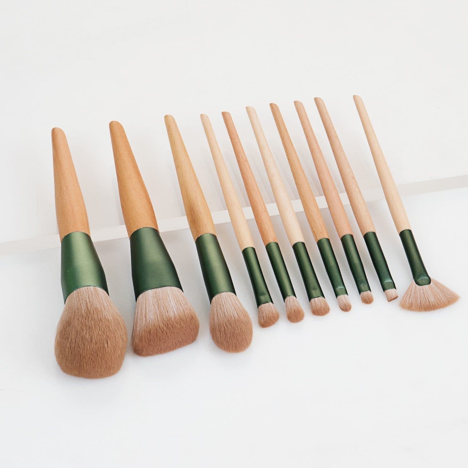 image-10pcs Nature Wood Handle Makeup Brushes Set With Green Pineapple Bag