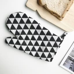 image-Anti-scald Microwave Oven Gloves High Temperature Resistance