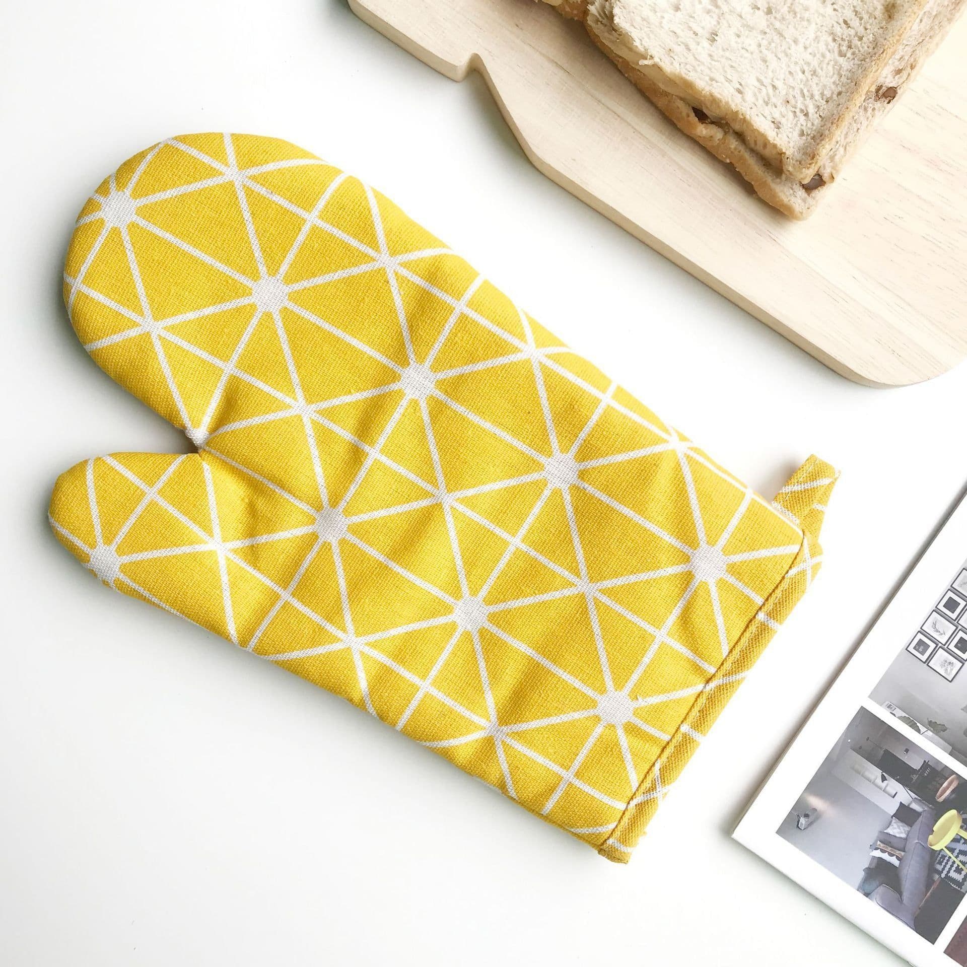 image-Anti-scald Microwave Oven Gloves High Temperature Resistance