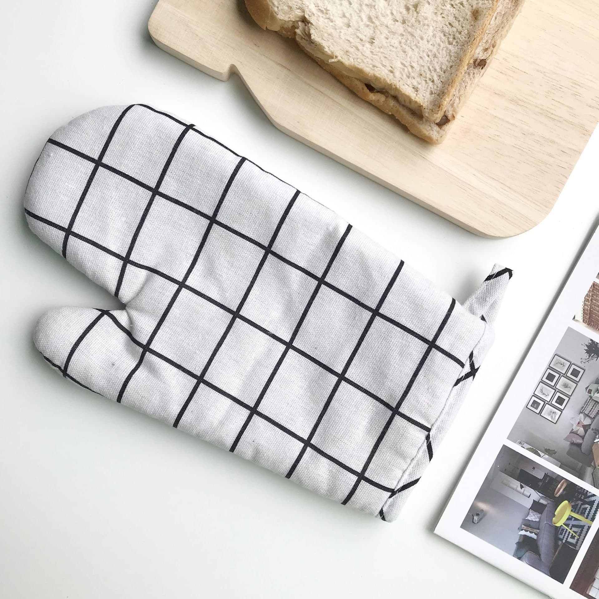 image-Anti-scald Microwave Oven Gloves High Temperature Resistance
