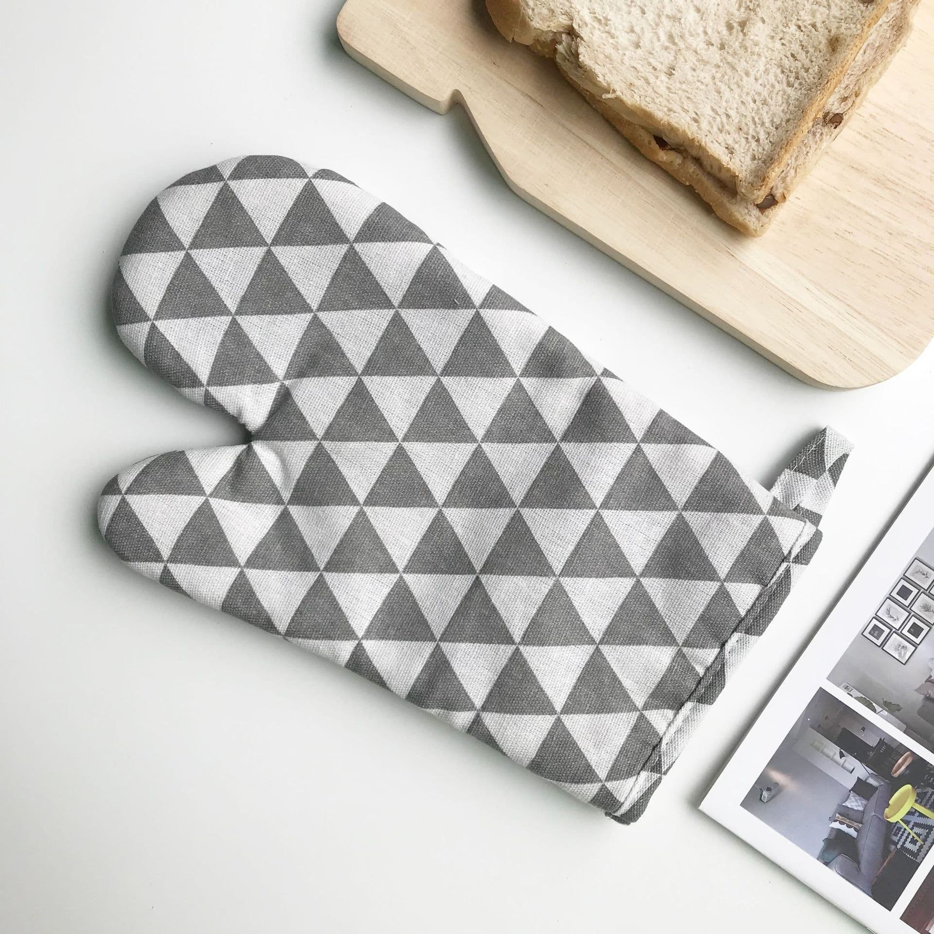 image-Anti-scald Microwave Oven Gloves High Temperature Resistance