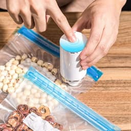 image-Reusable Vacuum Food Storage Zipper Bags Set Electric Handheld Vacuum Sealer Pump Sous Vide Bags USB Rechargeable BPA Free