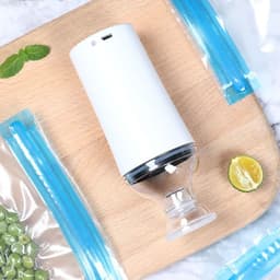 image-Reusable Vacuum Food Storage Zipper Bags Set Electric Handheld Vacuum Sealer Pump Sous Vide Bags USB Rechargeable BPA Free