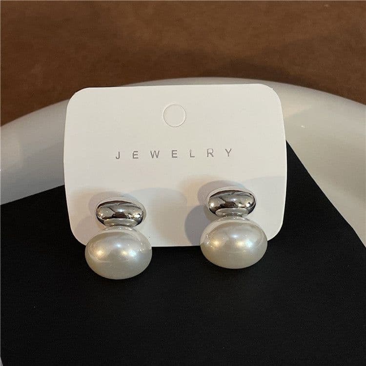 image-French Retro Oval Pearl Earrings