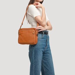 image-Retro Three-Layer Leather Messenger Bag Black