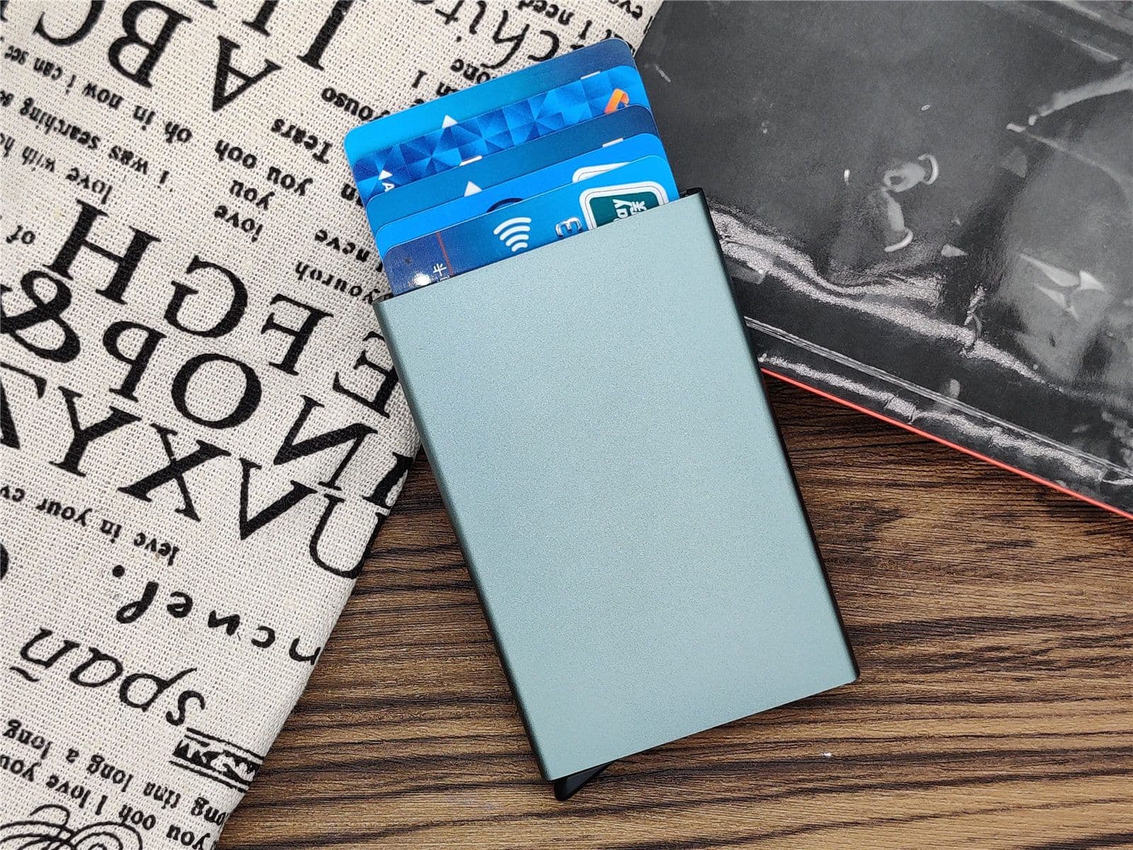 image-QUXI Metal Aluminum Card Holder with RFID Protection