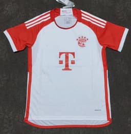 image-Bayern Munich Home Red White Striped Football Jersey XXL