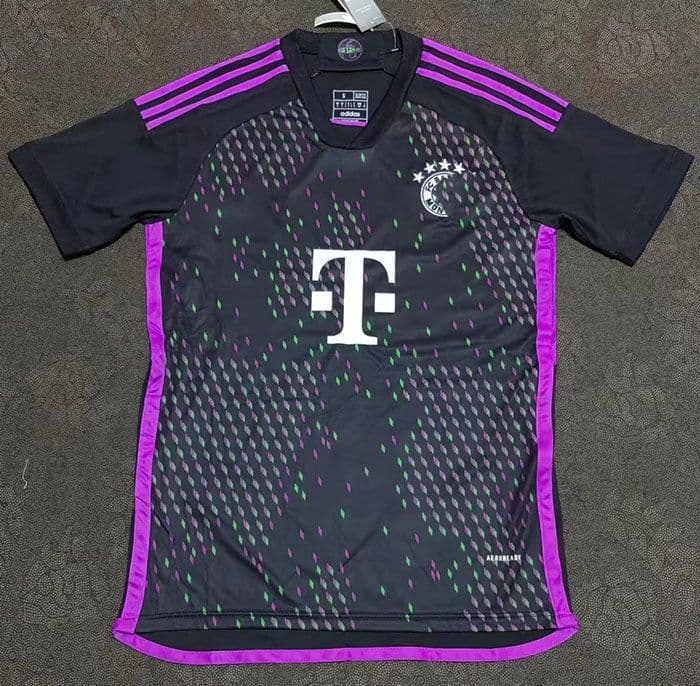 image-Bayern Munich Home Red White Striped Football Jersey XXL