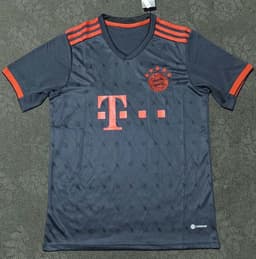 image-Bayern Munich Home Red White Striped Football Jersey XXL