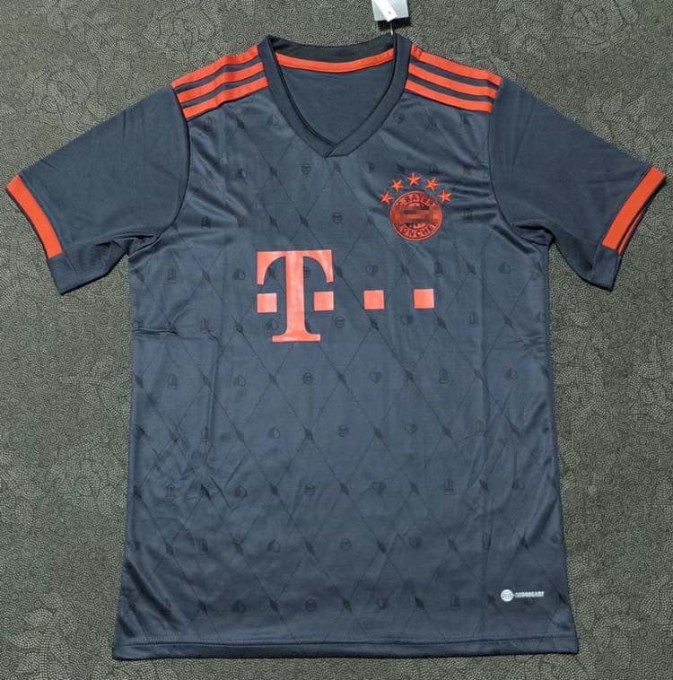 image-Bayern Munich Home Red White Striped Football Jersey XXL