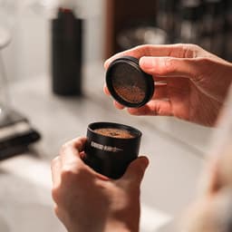 image-Bomber Blade R3 Manual Grinding Machine Coffee Bean Grinder Hand Grinding Coffee Machine Manual Hand Grinding Powder Italian