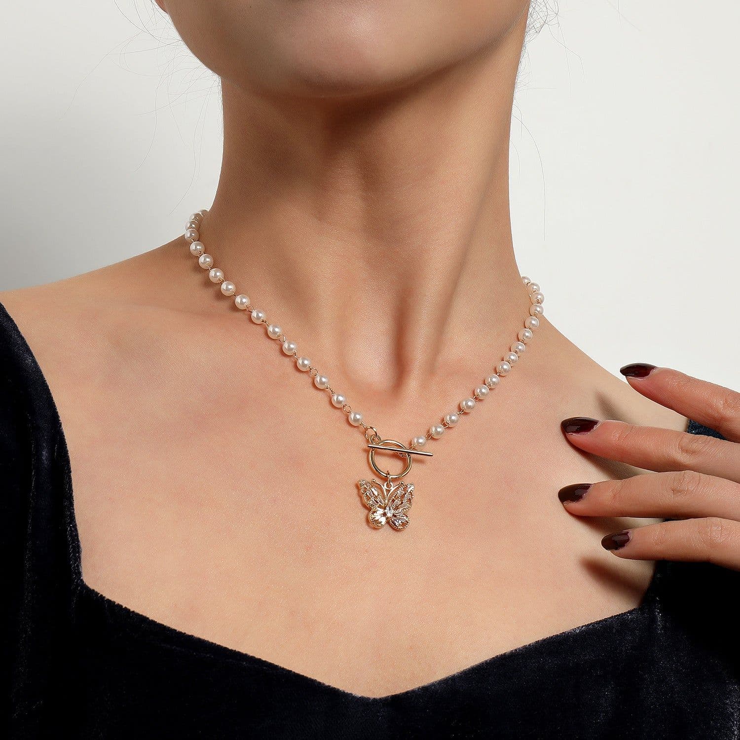 image-European and American cross-border jewelry fashion OT buckle crystal butterfly pendant necklace female trend temperament all-match pearl necklace