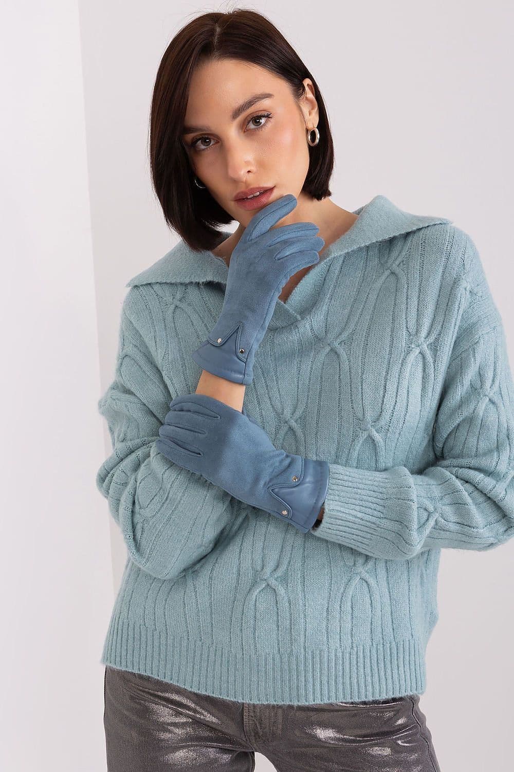 image-Gloves AT