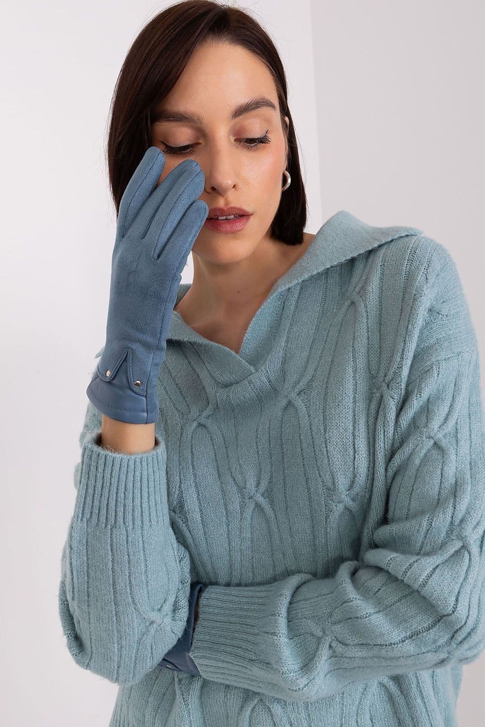 image-Gloves AT