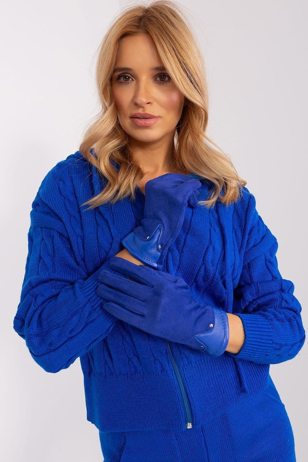 image-Gloves AT