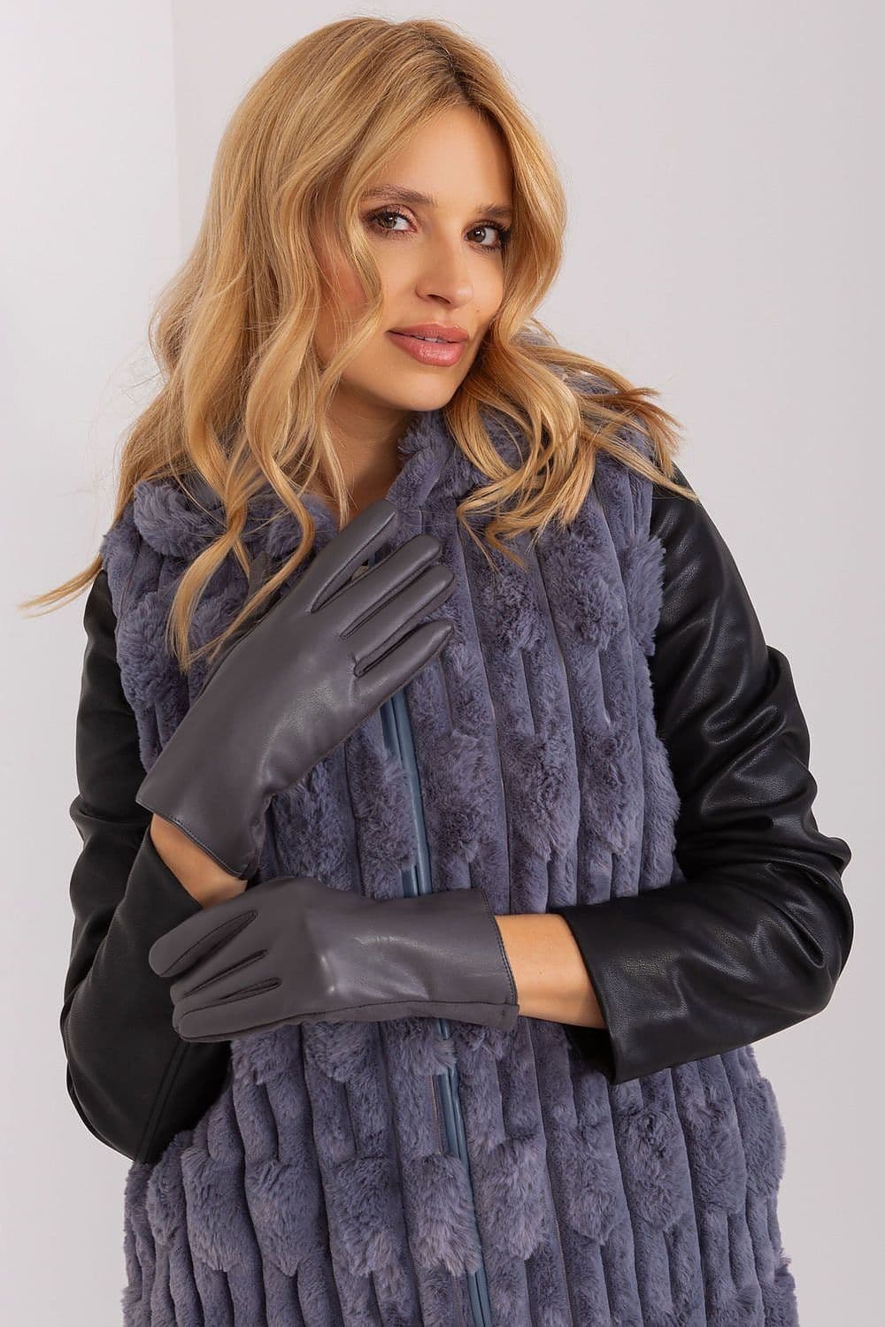 image-Gloves AT