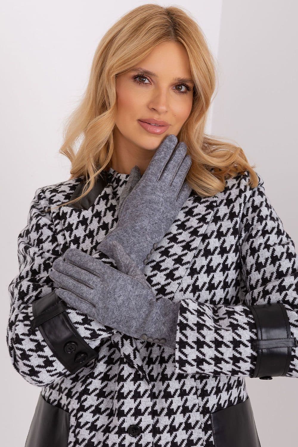 image-Gloves AT