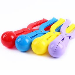 image-Little ducks, snowballs, sleets, sleds, snowballs, snow tools, children's snowball fights, sleets, artifacts, pile of toys