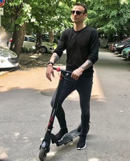 image-The Official Cruzaa Commuta E-Scooter 45km Range - 25kmh Top Speed - ships from UK