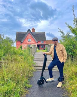 image-The Official Cruzaa Commuta E-Scooter 45km Range - 25kmh Top Speed - ships from UK