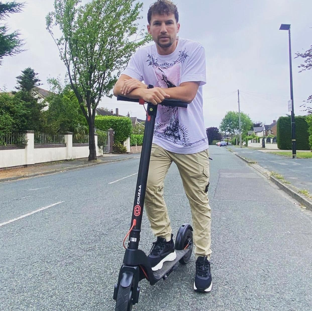 image-The Official Cruzaa Commuta E-Scooter 45km Range - 25kmh Top Speed - ships from Germany