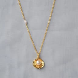 image-Golden Shell Pearl Pendant Necklace - Brass Gold-Plated Fashion (65 characters)