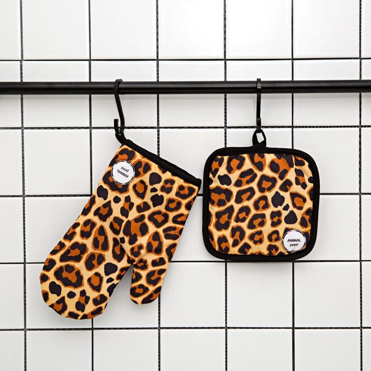 image-Thickened heat-resistant microwave oven gloves