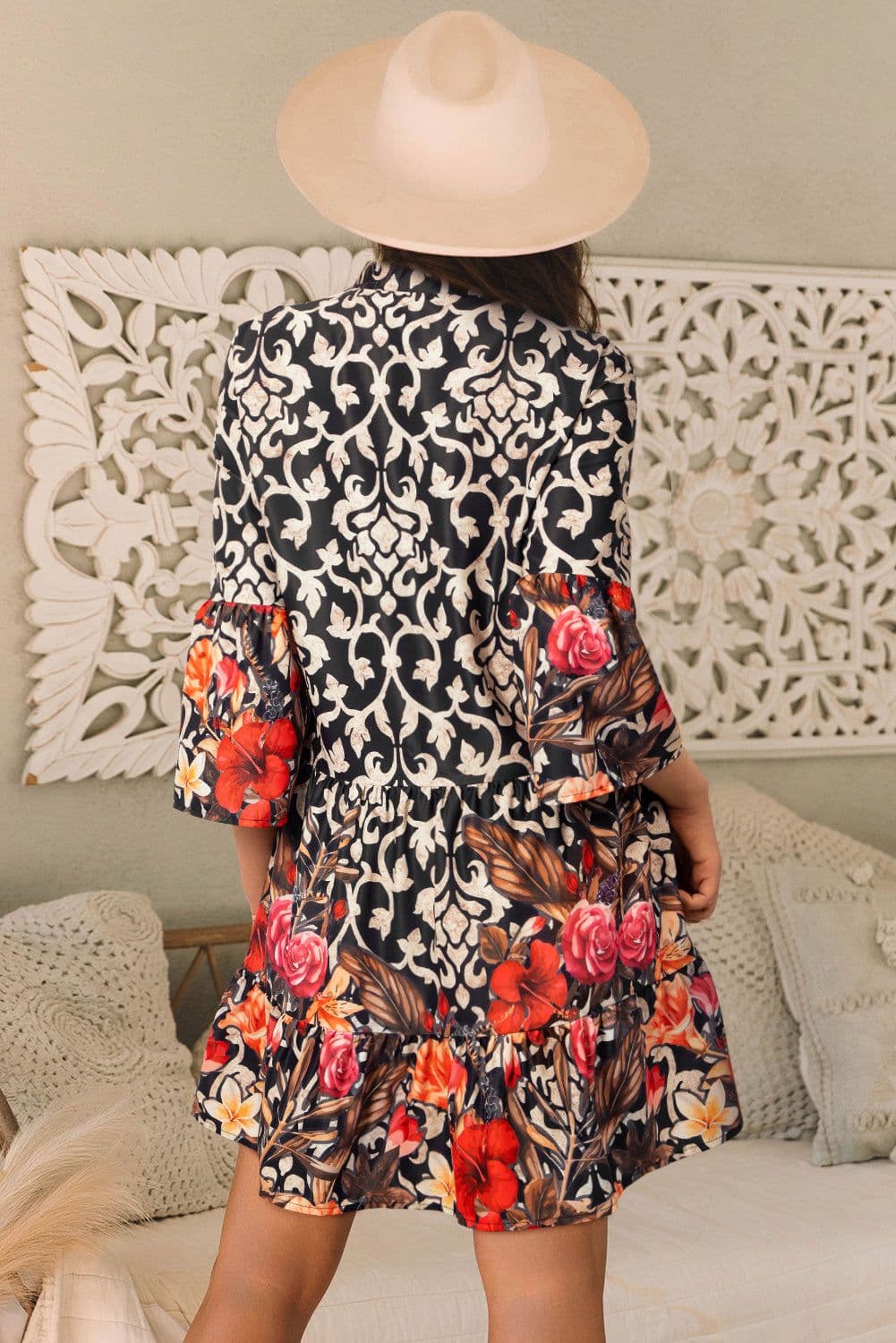 image-Retro Floral Split Neck A-line Dress - Black (62 characters)
