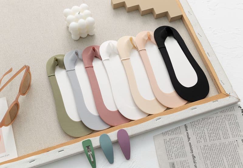 image-In summer, you can cut any seamless silk feeling one-piece boat socks. Wholesale three-dimensional and silicone ice silk invisible socks