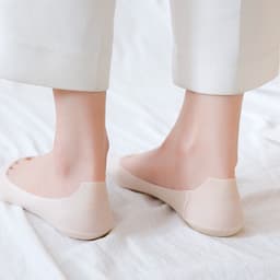 image-In summer, you can cut any seamless silk feeling one-piece boat socks. Wholesale three-dimensional and silicone ice silk invisible socks