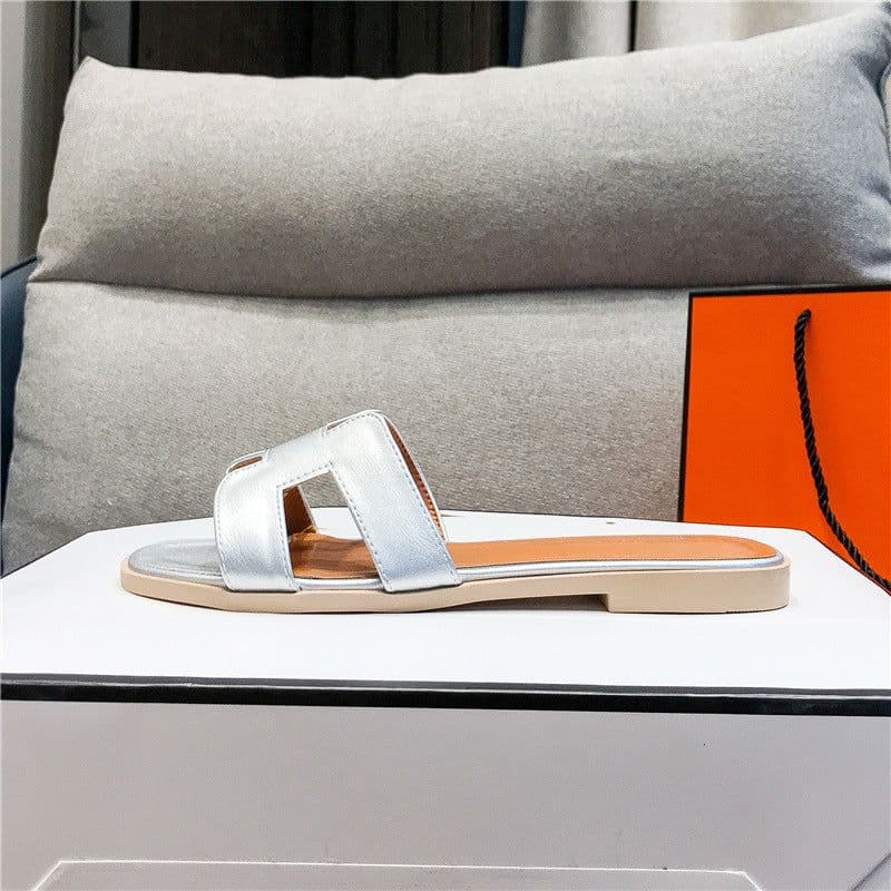 image-One piece of 2021 women's summer sandals flat bottom fashion outer wear beach shoes one word casual slippers women