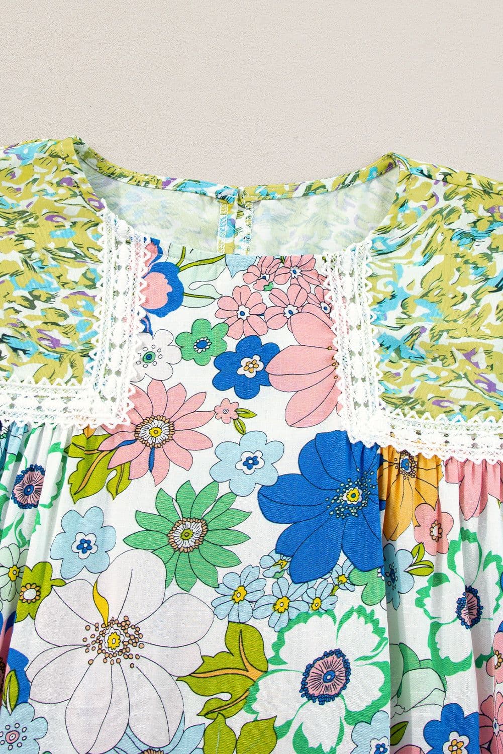 image-Green Bubble Sleeve Lace Trim Floral Blouse