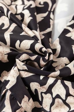 image-Retro Floral Split Neck A-line Dress - Black (62 characters)