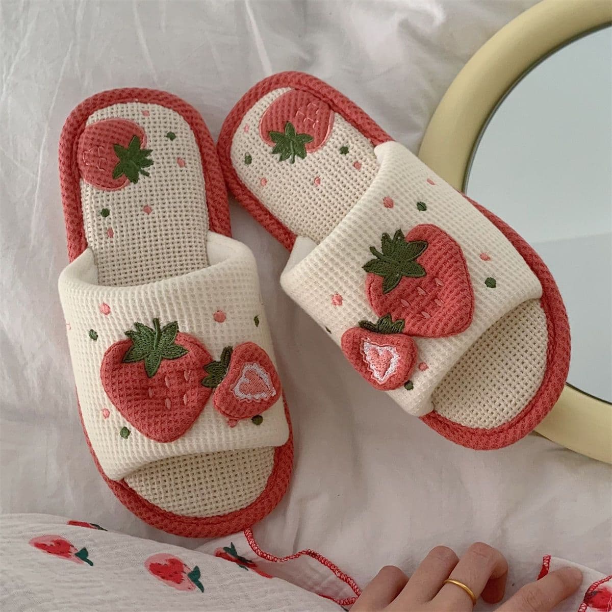 image-Women's Linen Cotton Slippers Indoor Soft Sole Strawberry Pattern