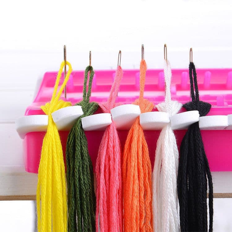 image-Sewing Embroidery Thread Organizer 30-Slot Needle Clip Multi-Function Kit