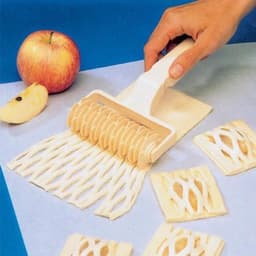 image-Kitchen Pizza Roller Pin Bread Hole Puncher DIY Baking Needle Tool Biscuit Wheel Pin Pasta Dough Crimper Kitchen Pizza Tool