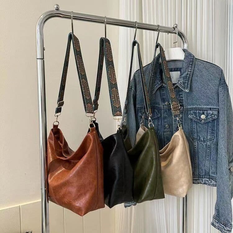 image-Autumn And Winter New Retro Solid Color Shoulder Messenger Bag
