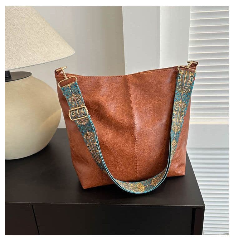 image-Autumn And Winter New Retro Solid Color Shoulder Messenger Bag