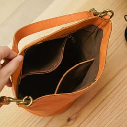 image-Niche High-grade Large-capacity Bucket Bag Soft Cowhide Commuter Shoulder Bag