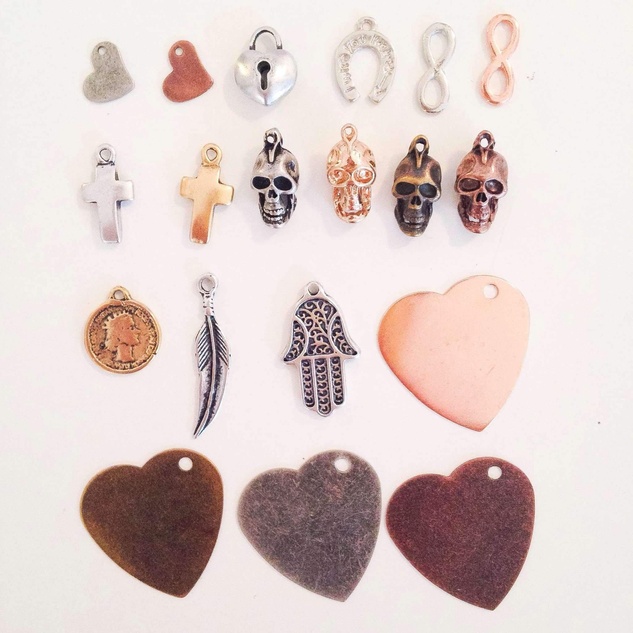 image-Choker in suede leather and charm. You can choose your favorite color