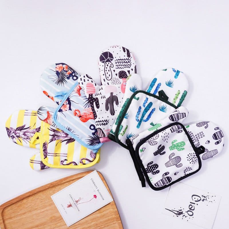 image-Creative Anti-hot Gloves Heat Proof Mat Microwave Oven Kitchen Gloves Placemat Two-piece Set