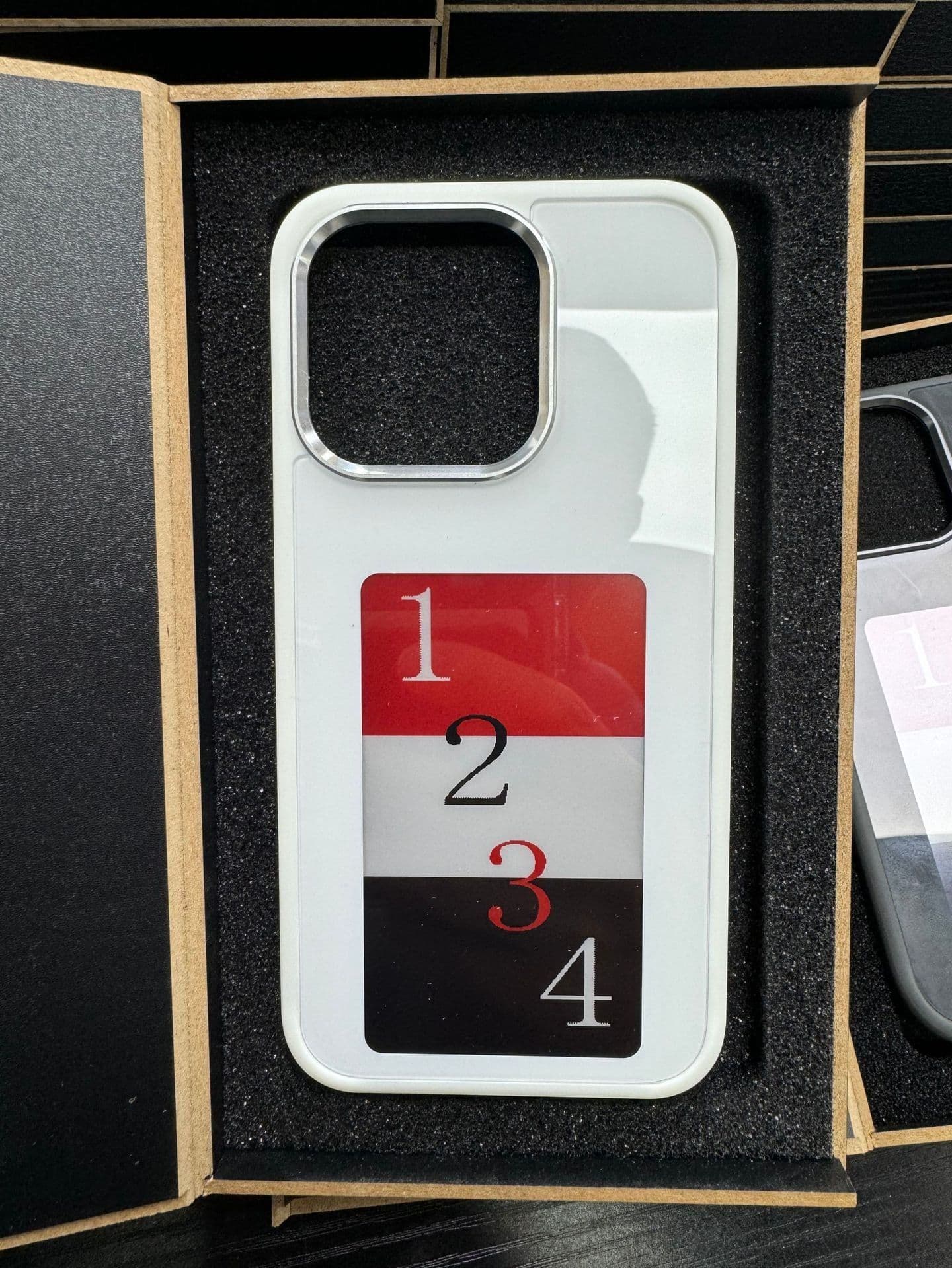 image-E-ink Screen Phone Case Unlimited Screen Projection Personalized Phone Cover Battery Free New Designer Luxury Phone Case