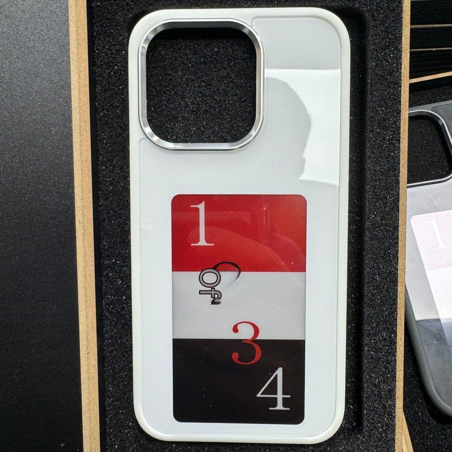 image-E-ink Screen Phone Case Unlimited Screen Projection Personalized Phone Cover Battery Free New Designer Luxury Phone Case