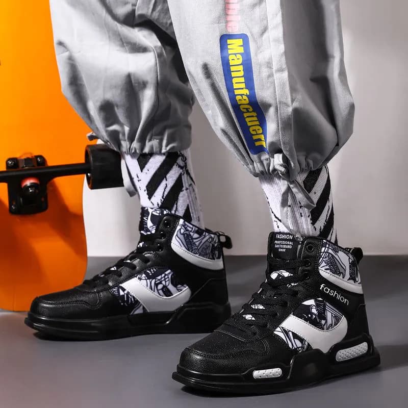 image-Men Sport Shoes High-tops Graffiti Sneakers Trendy