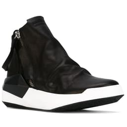 image-Casual Sports Shoes With Rounded Heads Have Increased Personality