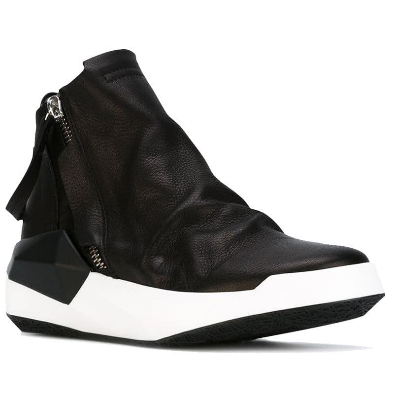 image-Casual Sports Shoes With Rounded Heads Have Increased Personality