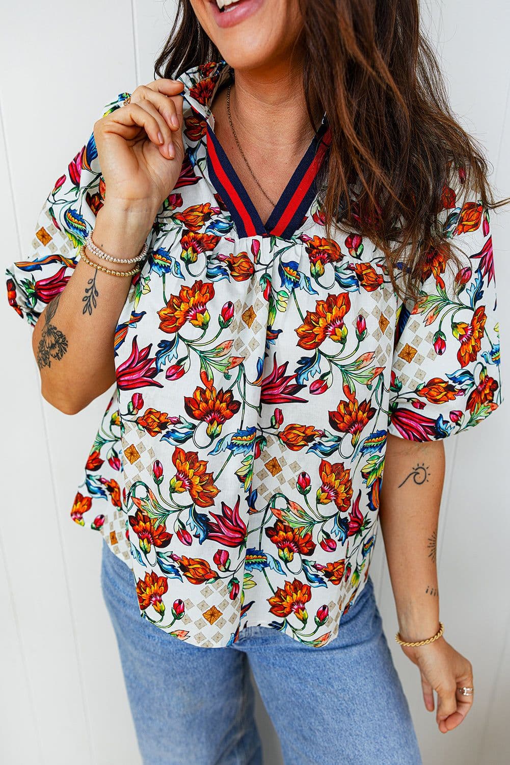 image-Multicolour Contrasted V Neckline Floral Puff Short Sleeve Blouse